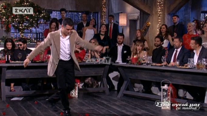 Κωνσταντίνος Αγγελίδης: Το ζεϊμπέκικο στο εορταστικό «Στην υγειά μας» που συγκλονίζει - Media