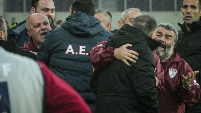 Στα χέρια ήρθαν Κούγιας-προπονητής ΑΕΛ μετά το γκολ της... ομάδας τους - Media