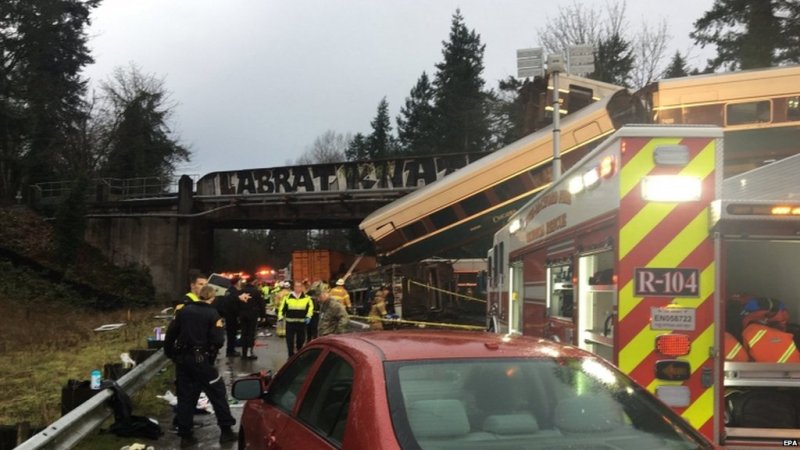Σιδηροδρομική τραγωδία στις ΗΠΑ: Τραίνο... κρεμάστηκε πάνω από αυτοκινητόδρομο (Photos, Video) - Media