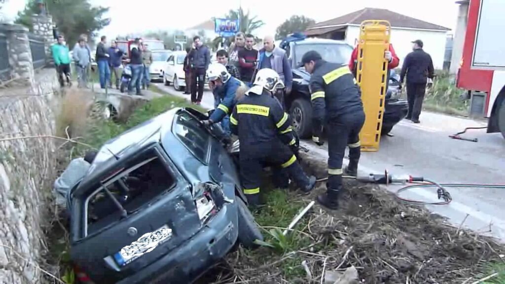 Θεσσαλονίκη: Απεγκλωβισμός οδηγού που έπεσε με αυτοκίνητο σε αρδευτικό κανάλι - Media