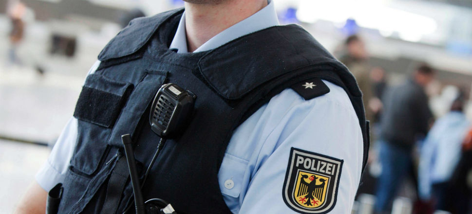 Η αστυνομία «απέλυσε» αετούς και αρουραίους γιατί δεν ανταποκρίνονταν στα... καθήκοντά τους! - Media