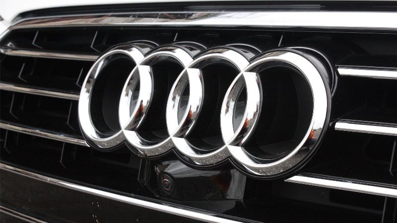 Έσπασε το Audi της κόρης του με μπουλντόζα γιατί είδε να το οδηγεί το αγόρι της (Video) - Media