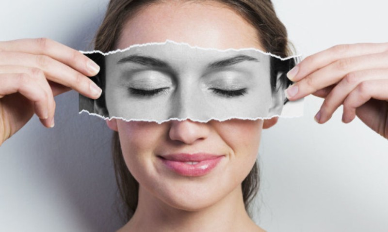 Πώς θα καλύψετε τελευταία στιγμή τους μαύρους κύκλους στα μάτια πριν το ρεβεγιόν (Video) - Media