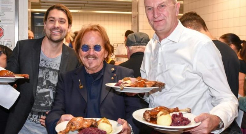 Βερολίνο: Δείπνο για 3.000 απόρους διοργάνωσε ο διάσημος τραγουδιστής Φρανκ Τσάντερ (Photo) - Media