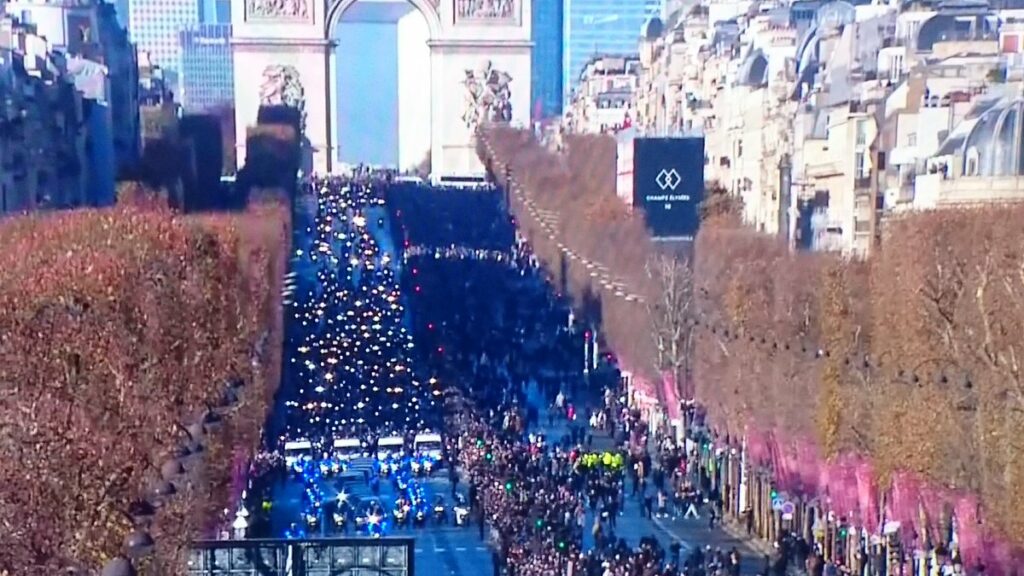 Η Γαλλία αποχαιρετά τον Τζόνι Χαλιντέι- Ένα εκατομμύριο Γάλλοι στο δρόμο –  Δάκρυσε ο Μακρόν (Photos) - Media