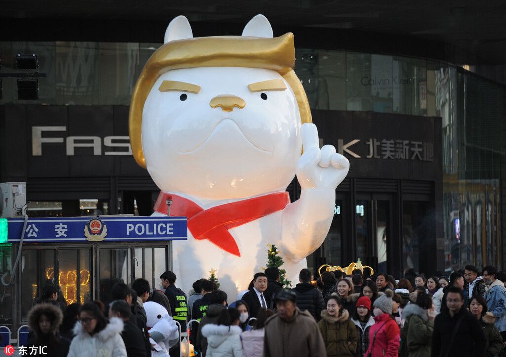 Οι Κινέζοι γιορτάζουν το νέο έτος με άγαλμα μπουλντόγκ-Τραμπ (Photos) - Media