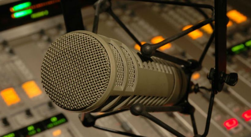 Έφαγε «παντόφλα» από τη γυναίκα του on-air 58χρονος ακροατής του ΣΠΟΡ FM (Audio) - Media