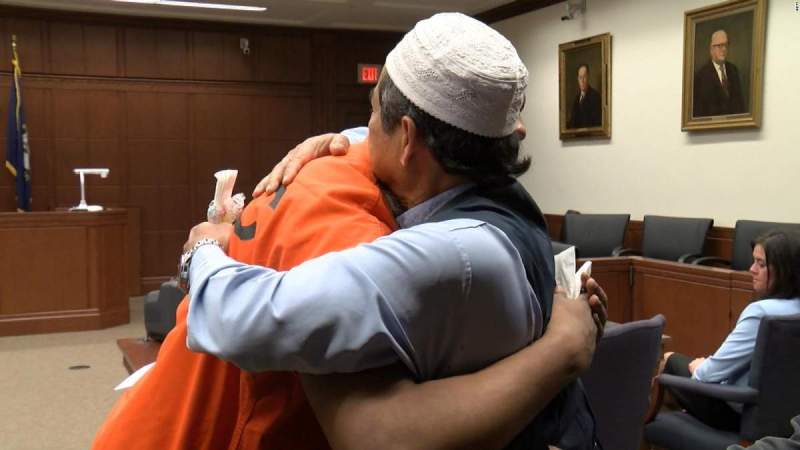 Πατέρας συγχωρεί και αγκαλιάζει τον δολοφόνο του γιου του (Video) - Media