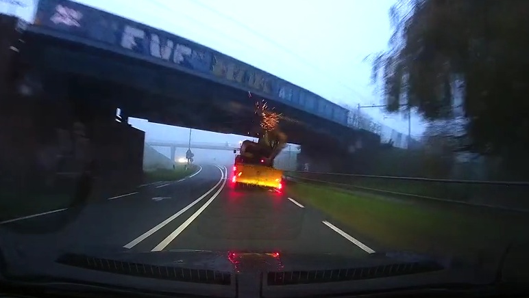 Απρόσεκτος οδηγός οδήγησε εκσκαφέα σε χαμηλή γέφυρα (Video) - Media