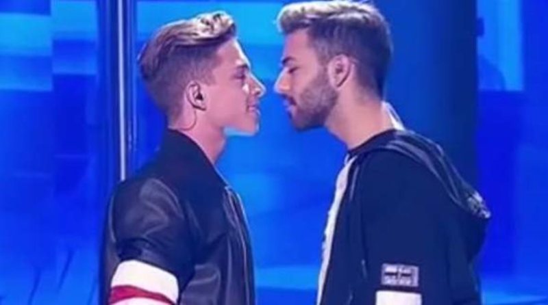Το πρώτο gay φιλί σε ζωντανή ισπανική εκπομπή (Video) - Media