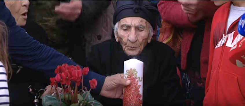 Ελληνοκύπρια γιαγιά γιόρτασε τα 103 της χρόνια με τους 247 απογόνους της (Video) - Media