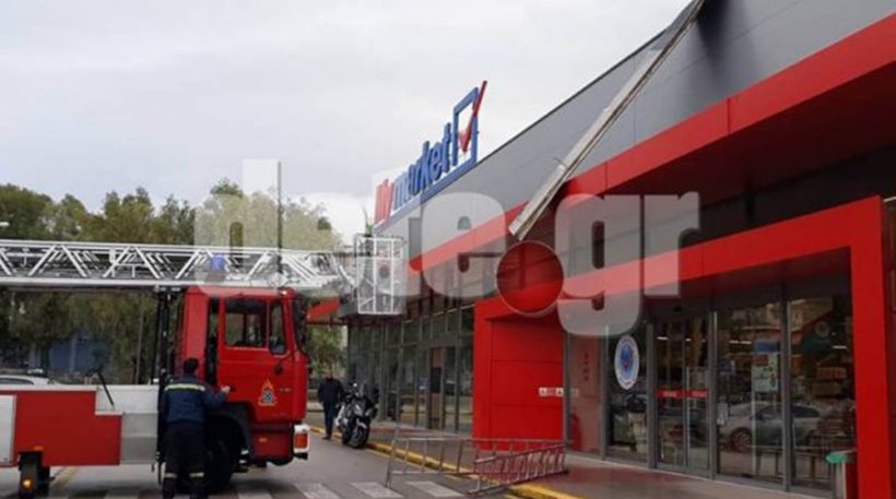 Πάτρα: Στέγαστρο του ΟΣΕ προσγειώθηκε σε σούπερ μάρκετ (Photo & Video)  - Media