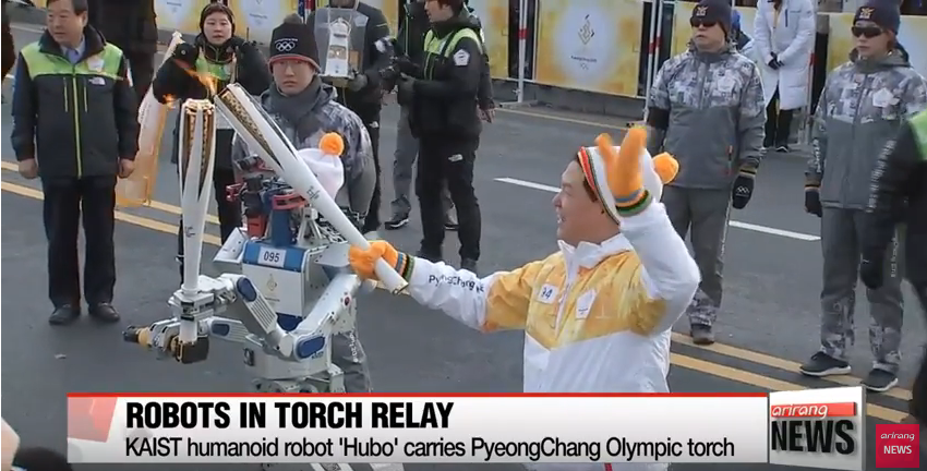Δύο ρομπότ γίνονται λαμπαδηφόροι στους Χειμερινούς Ολυμπιακούς στη Ν. Κορέα (Video) - Media