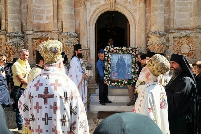 Πλήθος πιστών στο σπήλαιο του Αγ. Ιωάννη του Ερημίτη για τα Χριστούγεννα - Media