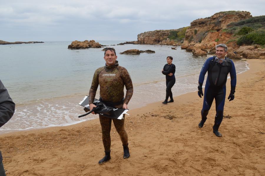 Χανιά: Αντιδήμαρχος φόρεσε τη στολή του και βούτηξε στην θάλασσα για τον καθαρισμό του βυθού (Video) - Media