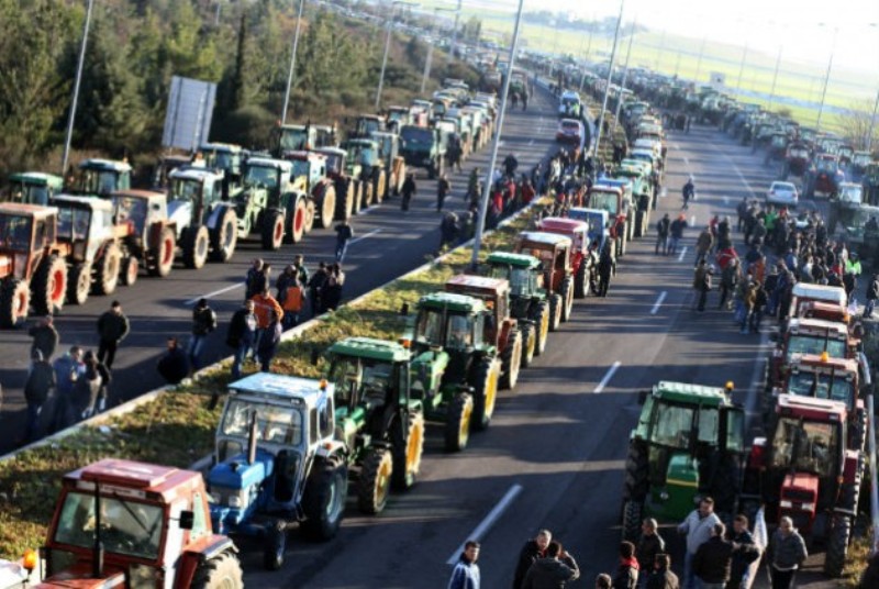 Οι αγρότες κατεβάζουν τα τρακτέρ στους δρόμους  - Media
