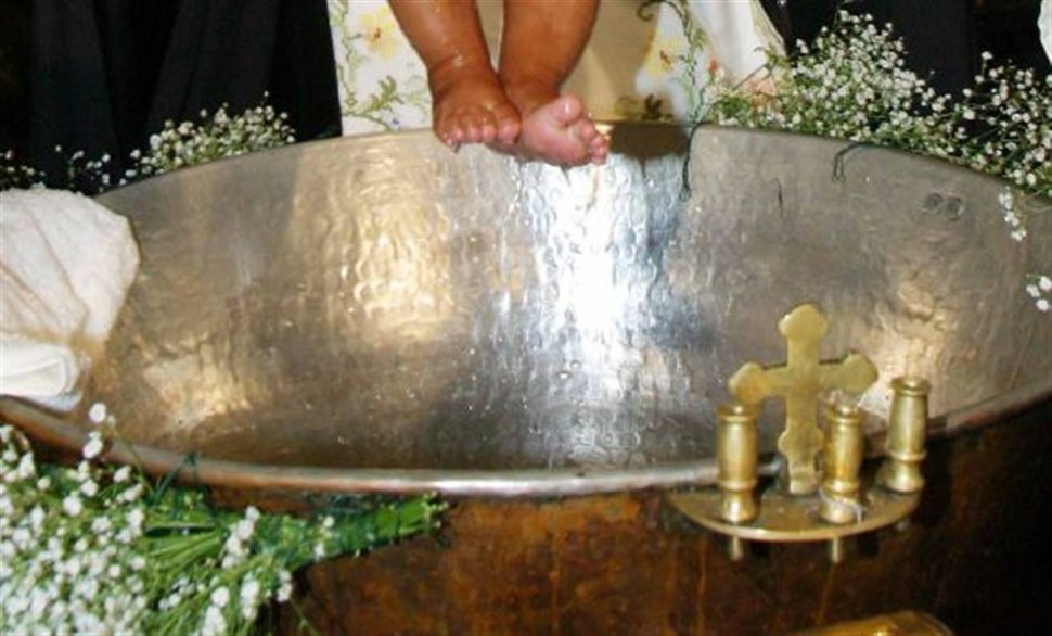 Veto του μητροπολίτη Πατρών στα διπλά ονόματα των παιδιών στις βαφτίσεις - Media