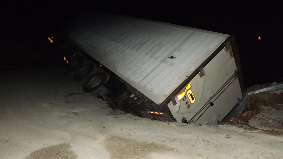 Απίστευτο τροχαίο στην Κοζάνη: Νταλίκα «βούλιαξε» στο οδόστρωμα (Photos) - Media Gallery 7