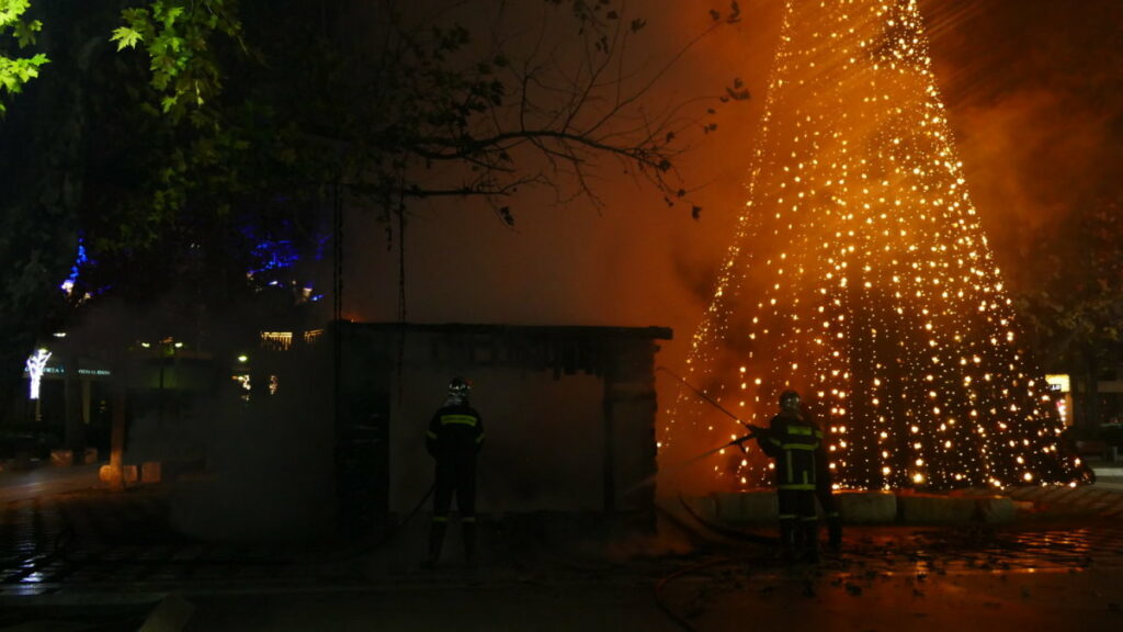 Στην πυρά η χριστουγεννιάτικη φάτνη στην κεντρική πλατεία της Λάρισας (Photos) - Media Gallery 3