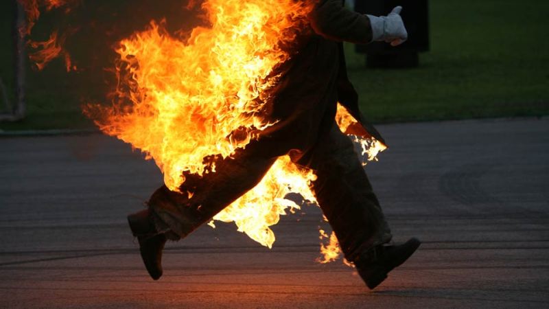 Φρίκη: Άνδρας πέθανε όταν τυλίχθηκε στις φλόγες στη μέση του δρόμου - Media