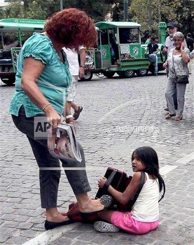 Ποινή φυλάκισης για την κλωτσιά σε κοριτσάκι που επαιτούσε κάτω από την Ακρόπολη - Media