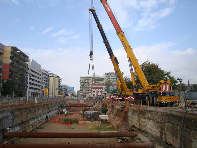 Φωτίζονται με χριστουγεννιάτικα λαμπάκια οι γερανοί στα εργοτάξια του Μετρό στη Θεσσαλονίκη - Media