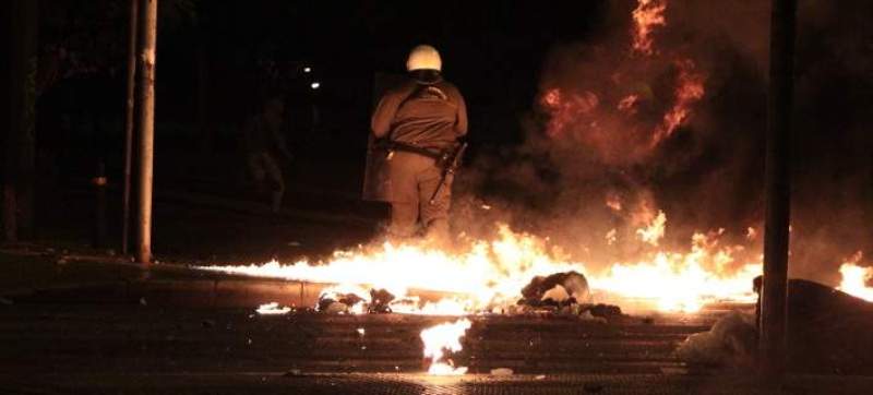 Μολότοφ και πετροπόλεμος, το βράδυ, γύρω από το Πολυτεχνείο - Media