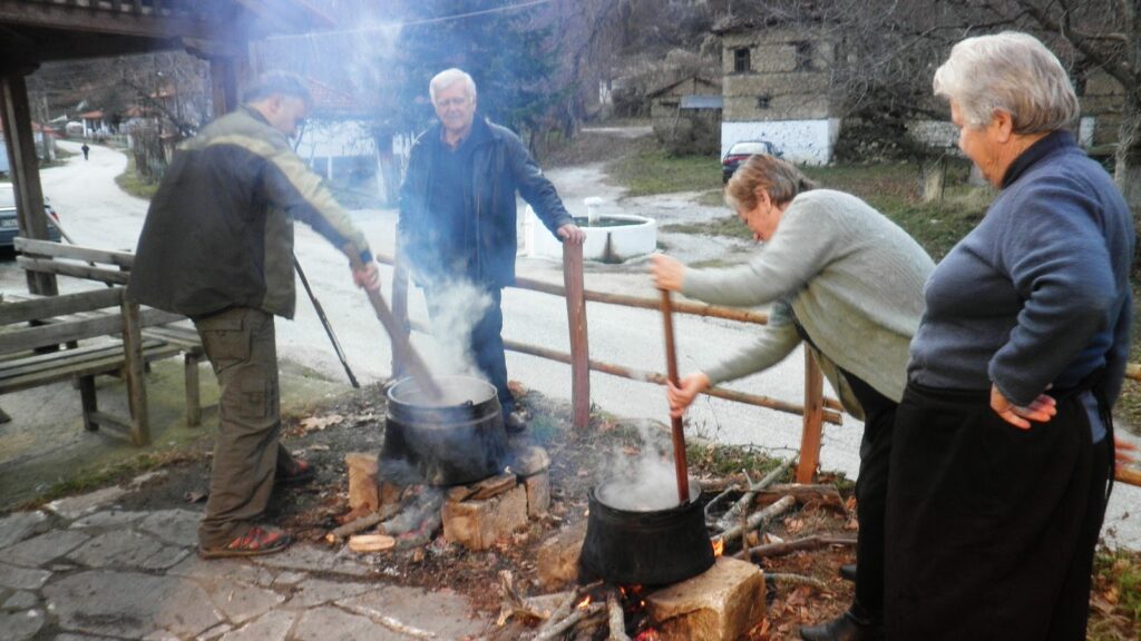 Τα έθιμα της Ρούμελης οι χοιρινοί μεζέδες και το «αμίλητο νερό» - Media