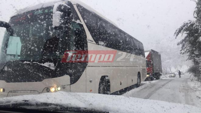 Εγκλωβισμένοι 34 επιβάτες σε λεωφορείο στην Αχαΐα λόγω χιονόπτωσης (Photo) - Media