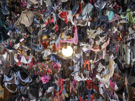 Suspended: Ένα έργο τέχνης φτιαγμένο από 700 ρούχα πρoσφύγων  - Media