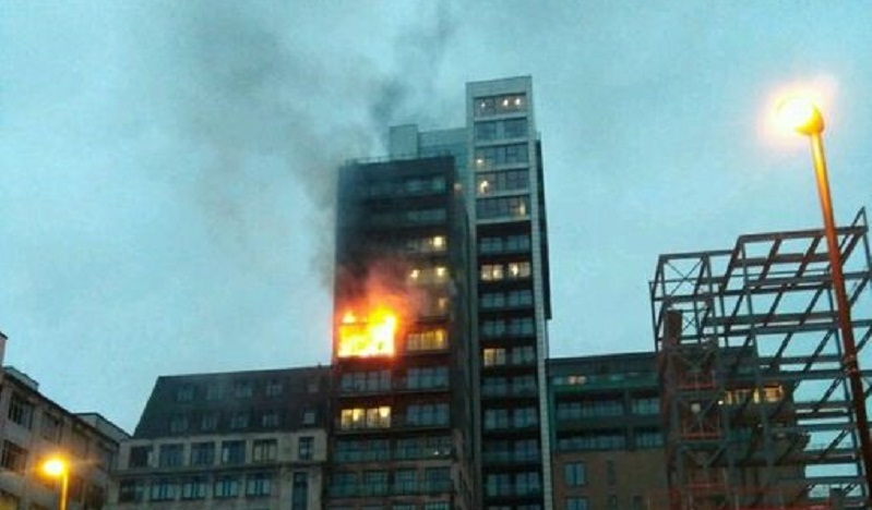 Τεράστια πυρκαγιά σε 12όροφη πολυκατοικία στο Μάντσεστερ (video & photos) - Media