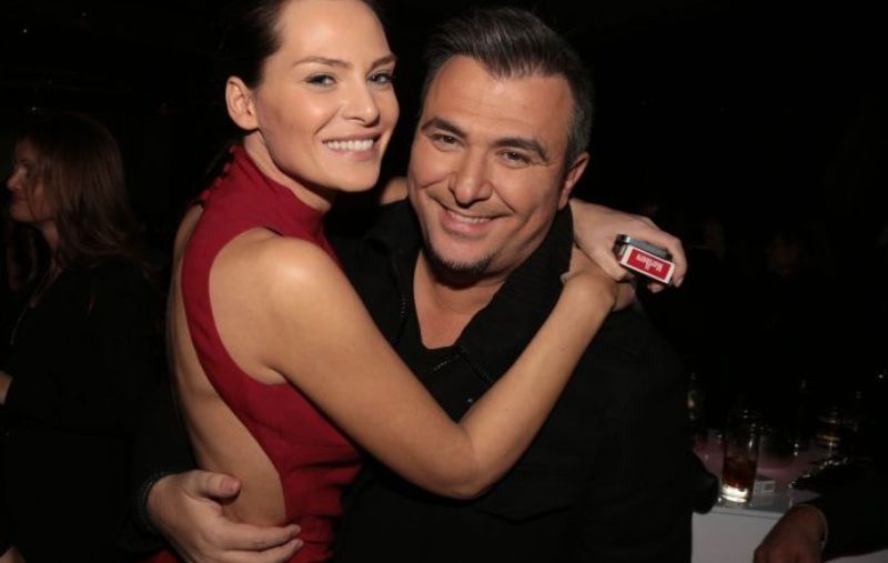 Αντώνης Ρέμος - Υβόννη Μπόσνιακ: Φωτογραφίζουν την κόρη τους δίπλα στο Χριστουγεννιάτικο δέντρο (Photo) - Media