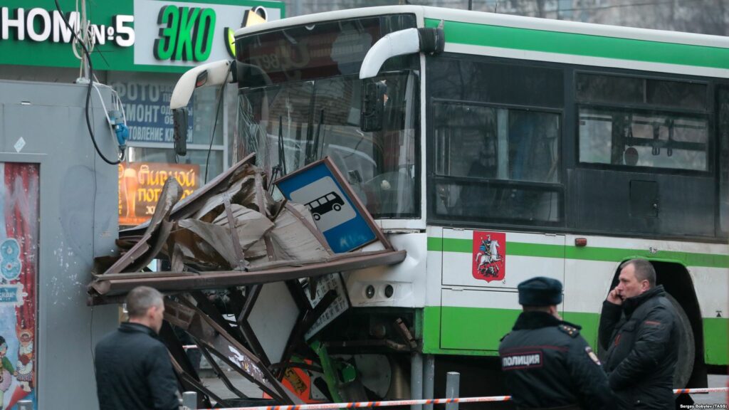 Ρωσία: Λεωφορείο έπεσε πάνω σε στάση στη Μόσχα - Τρεις τραυματίες - Media