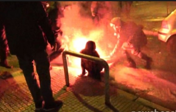 Σε στάδιο αποθεραπείας η δικηγόρος που είχε τραυματιστεί από φωτοβολίδα στα Εξάρχεια - Media