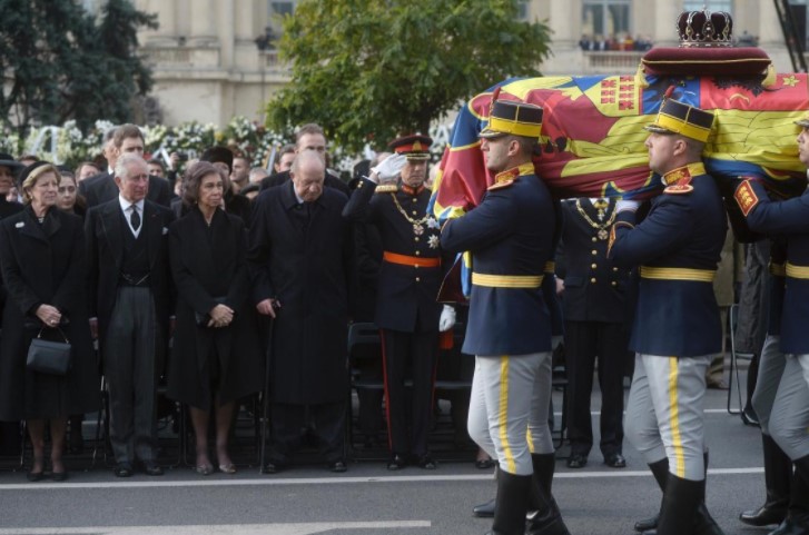 Ρουμανία: Πλήθος γαλαζοαίματων στην κηδεία του τέως βασιλιά Μιχαήλ - Παρόντες Χουάν Κάρλος, Σοφία και Κάρολος  - Media