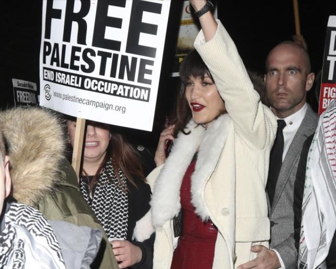 «Σαν τη μύγα μες στο γάλα» η Μπέλα Χαντίντ - Πήγε σε διαδήλωση κατά του Τραμπ για την Ιερουσαλήμ με λαμέ και σωματοφύλακες (Photos) - Media