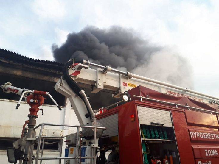 Υπό έλεγχο η μεγάλη φωτιά που ξέσπασε στη σε εργοστάσιο πλαστικών υλών στη Θεσσαλονίκη - Media