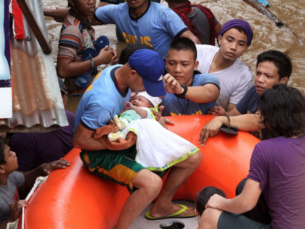Εικόνες Αποκάλυψης στις Φιλιππίνες - Εκατοντάδες νεκροί κι αγνοούμενοι από την τροπική καταιγίδα  - Media