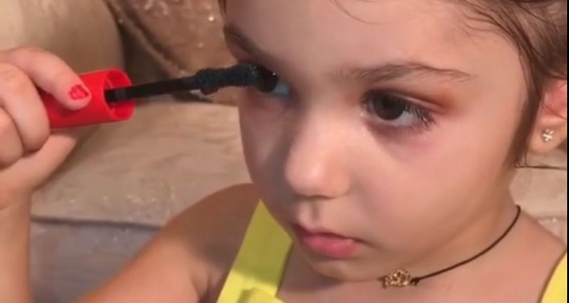 Σάλος στο διαδίκτυο με 3χρονη… youtuber!  - Media