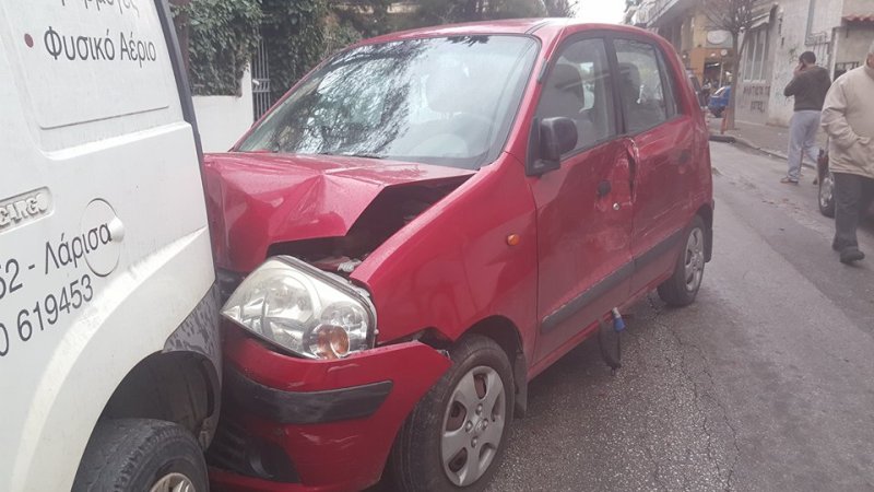 Τροχαίο με το... καλημέρα στο κέντρο της Λάρισας - Αυτοκίνητο έπεσε σε τρία σταθμευμένα ΙΧ - Media