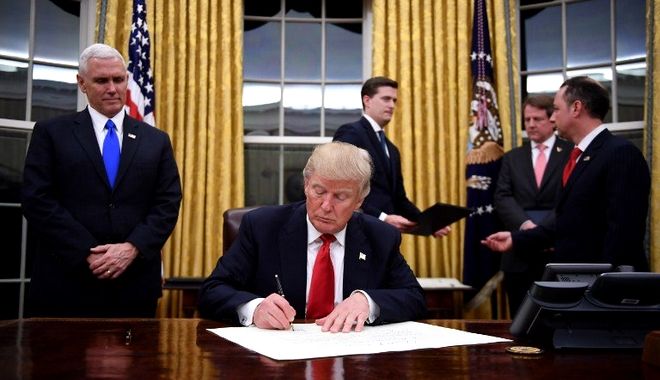ΗΠΑ: Μειώσεις φόρων σε εταιρείες και νοικοκυριά υπέγραψε ο Τραμπ - Media
