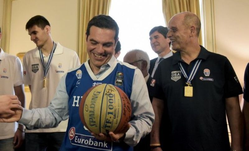 Ο Τσίπρας έπαιξε μπάσκετ και τον «βάφτισαν» Ντράγκιτς - Media
