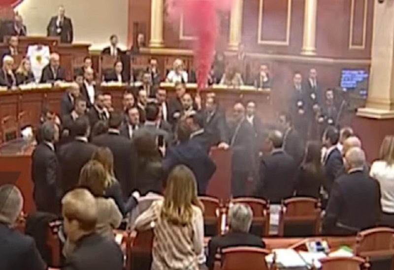 Καπνογόνα στην Βουλή της Αλβανίας: Μεγάλη κόντρα για την τοποθέτηση προσωρινής γενικής εισαγγελέως (Video) - Media