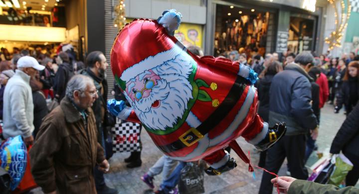 Σε εορταστικό κλίμα η κίνηση στην αγορά της Αθήνας-  Δείτε το ωράριο των καταστημάτων - Media