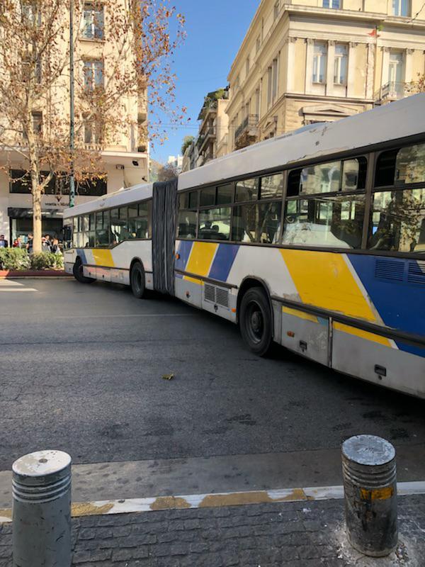 Κυκλοφοριακό κομφούζιο στην Πανεπιστημίου με λεωφορείο – Απούσα η τροχαία (Photo) - Media