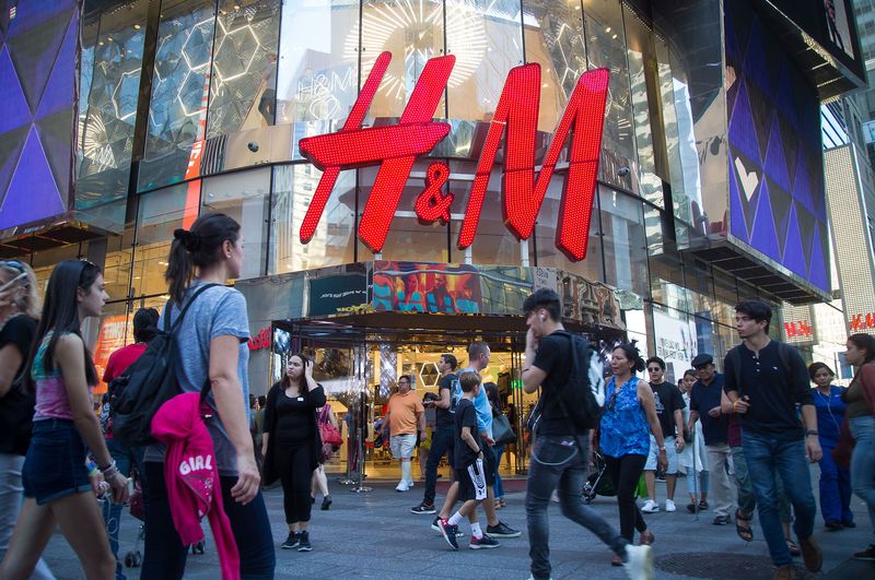 «Συγγνώμη» από την H&M για τη διαφήμιση με τον μαύρο παιδάκι και τη «μαϊμού» (Photo) - Media
