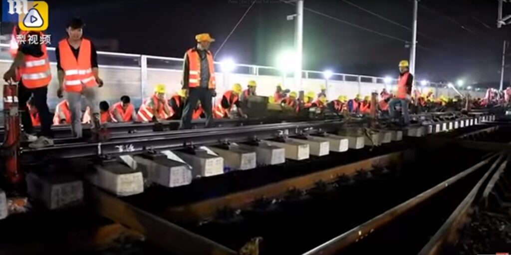 Δείτε 1.500 Κινέζους εργάτες να φτιάχνουν σιδηροδρομικό σε μόλις 9 ώρες (Video) - Media