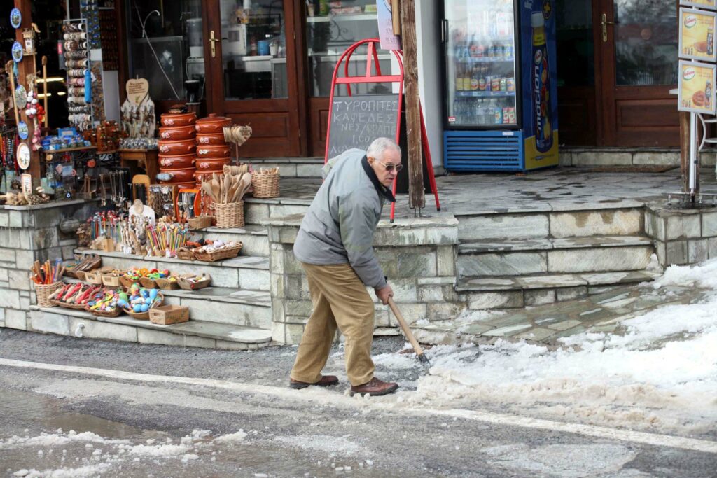 Χιονίζει στο Πήλιο - Κλειστά τα σχολεία στα ορεινά - Media