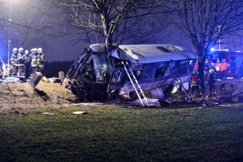 Τραγωδία στην Τσεχία: Τουλάχιστον 3 νεκροί και 30 τραυματίες σε δυστύχημα με λεωφορείο - Media