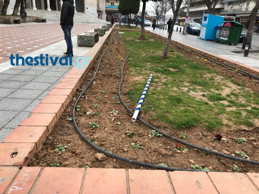 Θεσσαλονίκη: Μικροεπεισόδια πριν το συλλαλητήριο – Άρπαξαν σημαίες και τις έσπασαν (Photos) - Media